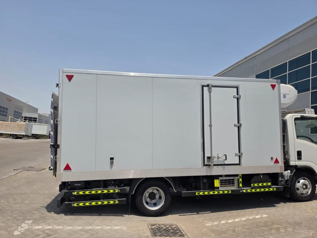 Business selecting a temperature-controlled chiller truck rental in the UAE for food, dairy, and pharmaceutical deliveries.